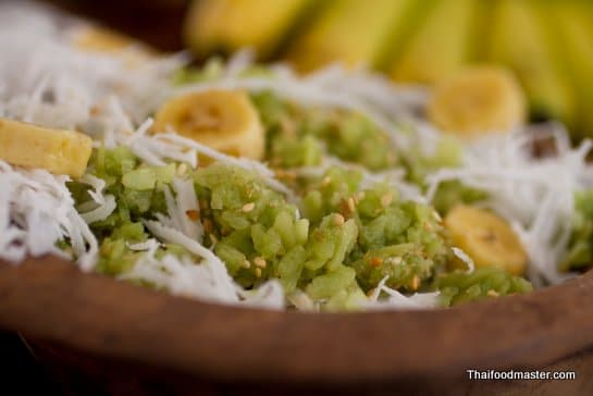 Sweet Pounded Unripe Rice Flakes Cereal with Coconut Flesh and Banana ข้าวเม่าคลุก khaao mao khlook )