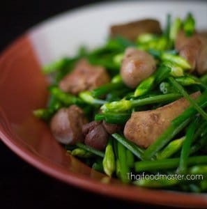 Pork Liver Stir-Fried With Flowering Chives ; ดอกกุยช่ายผัดตับหมู ; daawk guy chaai phat dtap muu