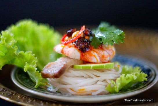 ขนมจีนญี่ปุ่น; Khanohm jeen Yee Poon (rice noodles)