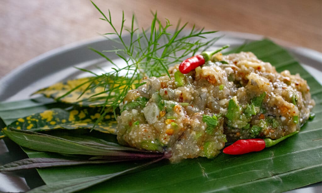 Gooey raw shrimp laap (ลาบเหนียวกุ้ง ; laap niaao goong)