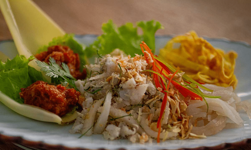 Gaawy goong suay (ก้อยกุ้งเสวย กับ น้ำพริกก้อย)