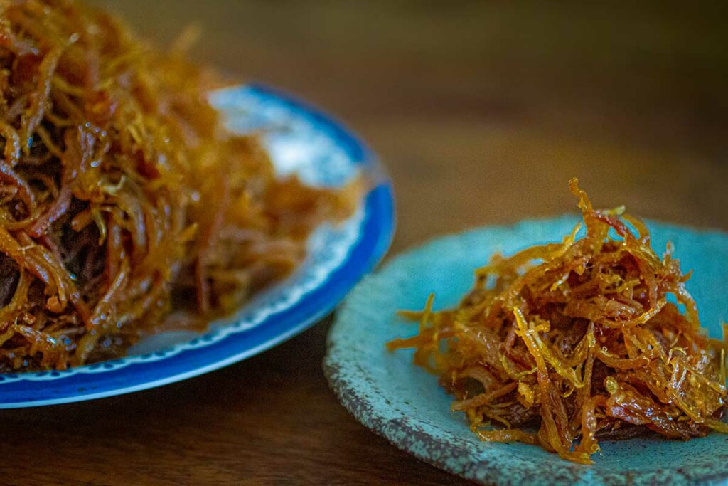 Crispy pork or sweet beef threads (หมูเค็มผัดฝอย; muu khem phat faawy)