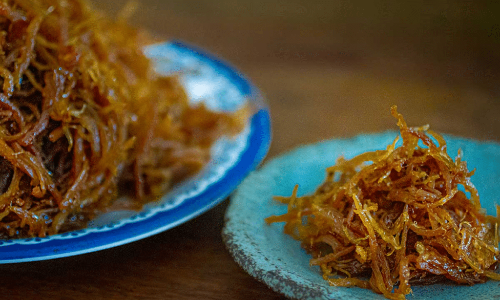 Crispy pork or sweet beef threads (หมูเค็มผัดฝอย; muu khem phat faawy)
